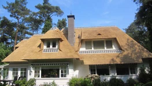 Woning van dakpannen naar riet Woning van dakpannen naar riet