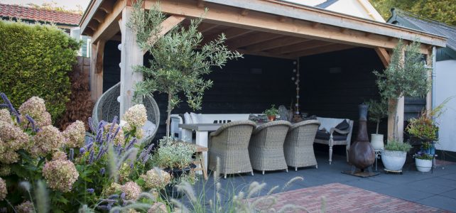 Veranda met houtopslag